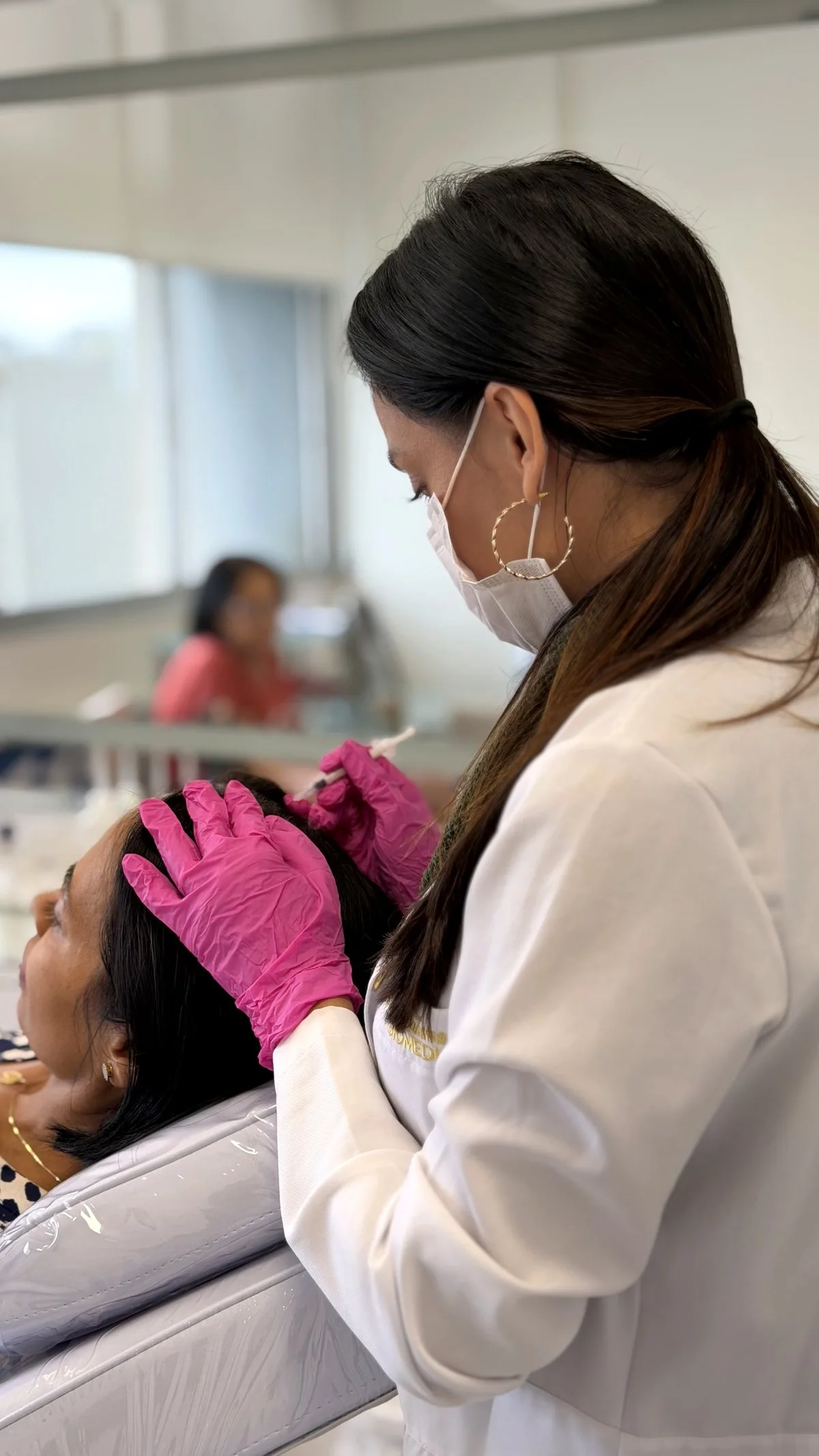 Dra. Daiana Coelho — Biomédica (CRBM 05864) aplicando intradermoterapia capilar em paciente feminina na DC Estética Avançada